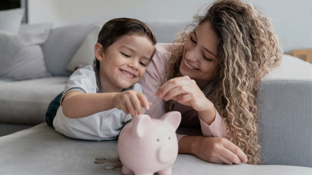 Los padres que demuestran hábitos financieros responsables, como comparar precios o ahorrar, influyen positivamente en los niños.