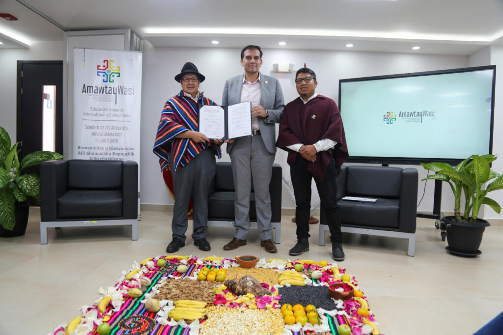 MIES dona terreno a la universidad Amawtay Wasi para nuevo campus en Quito