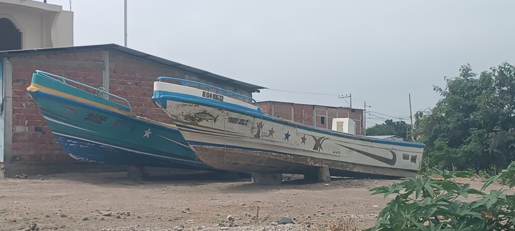 La crisis en el sector pesquero ha provocado que puertos en Manabí, como Manta, Jaramijó y San Mateo se conviertan en cementerios de lanchas abandonadas.