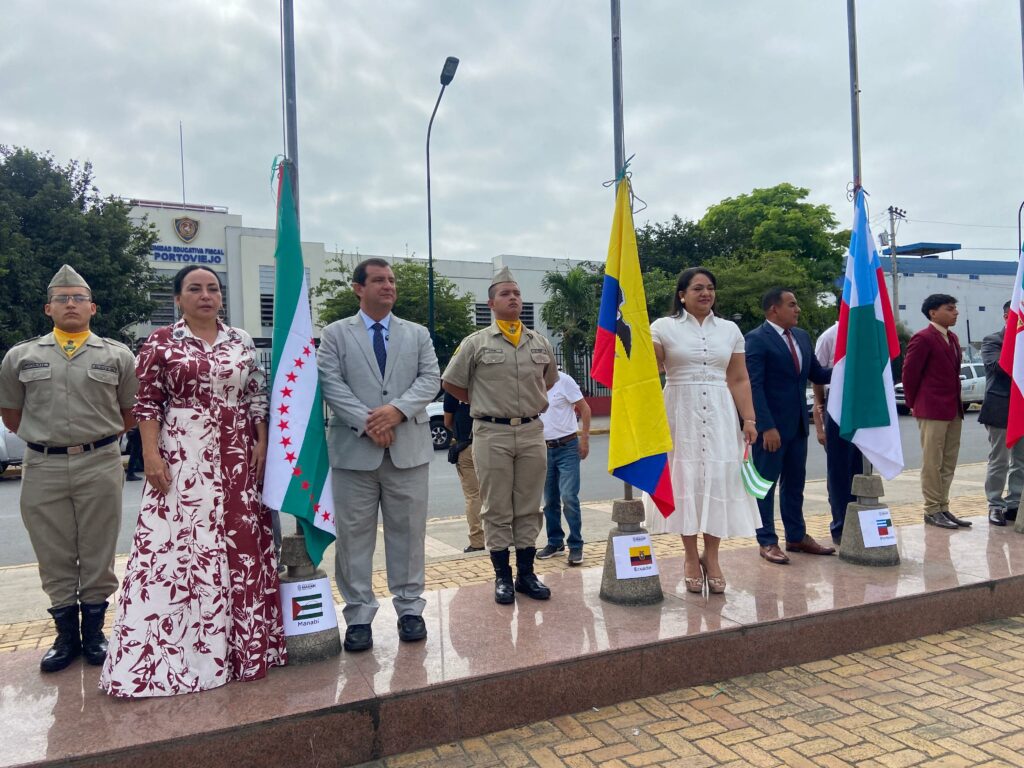 Manabí celebra el inicio del mes del manabitismo con izada de banderas e invitación al presidente Noboa