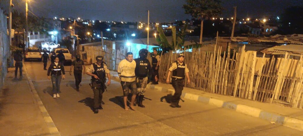 En Manta y Manabí, la Policía Nacional aplica el uso progresivo de la fuerza para contrarrestar la creciente violencia criminal.