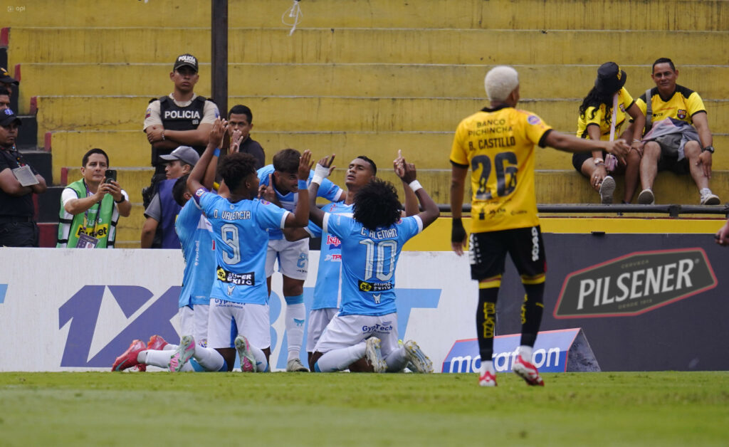 Manta FC sorprende a Barcelona SC con doblete de Christian Alemán