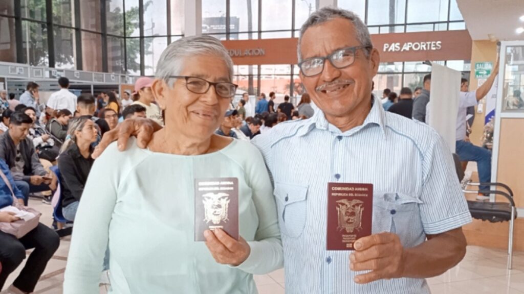 Más de 4.500 personas de grupos de atención prioritaria reciben pasaporte mensualmente, sin agendamiento de turno, en Guayaquil. (Registro Civil).