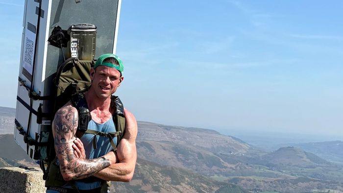 Matt Jones caminó con 37 kilos en su espalda para cumplir apuesta póstuma