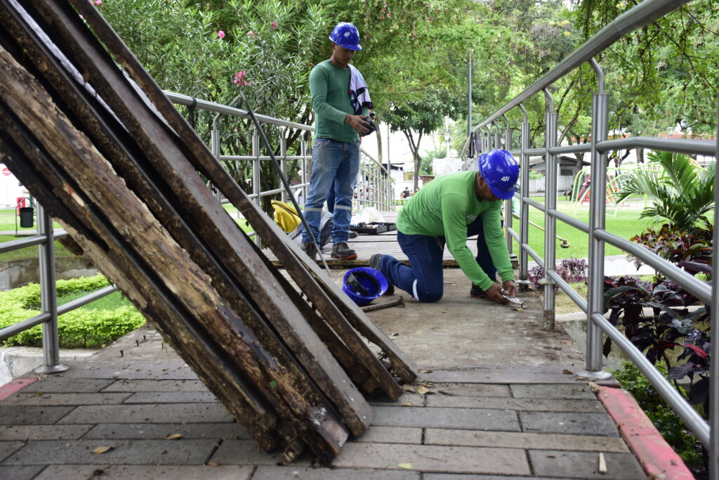 Minga en parque La Rotonda de Portoviejo mejoró una cancha y 32 bancas