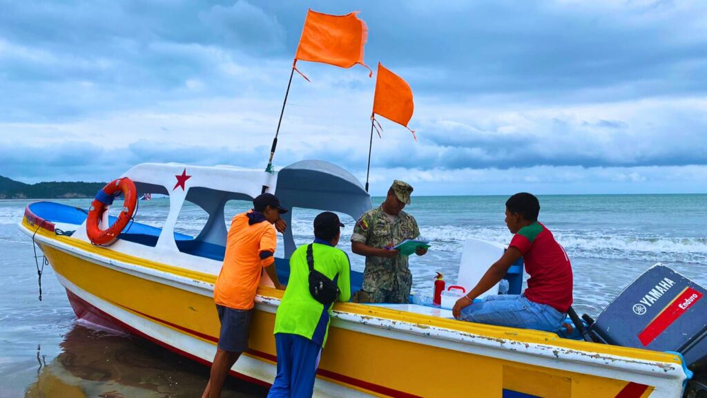 Ministerio de Turismo lidera control de operadoras de avistamiento de ballenas en costas ecuatorianas