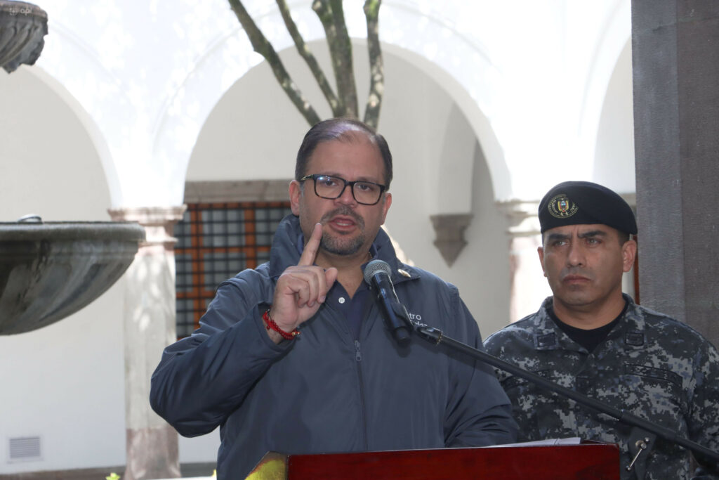 Ministro del Interior desmiente negociación con Alias 'Fito' en su captura