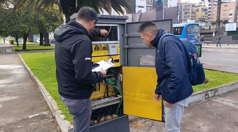 Municipio de Quito optimiza semáforos en 16 intersecciones para mejorar el flujo vehicular