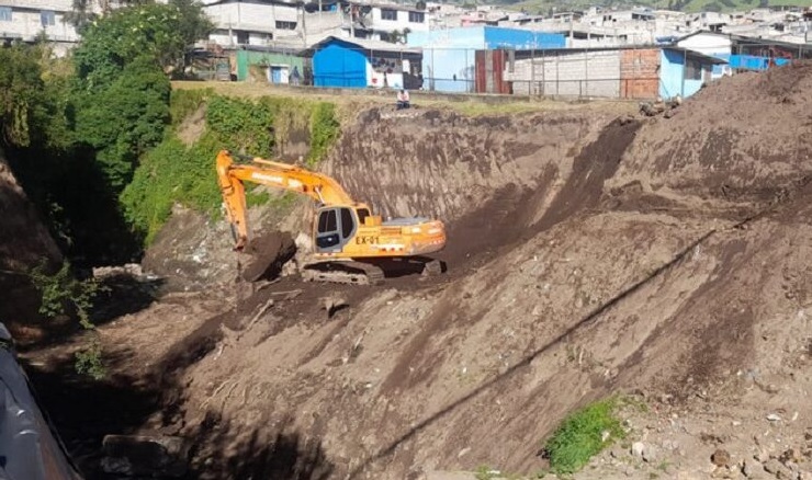 Municipio ejecuta obras en calle afectada por hundimiento en Guamaní