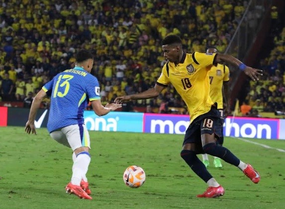 Nilson Angulo de Ecuador enfrentando a Vanderson de Brasil en el partido que terminó 0-0. Foto: Willian Paladines.
