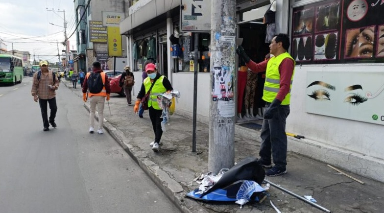 Operativo de limpieza de propaganda electoral en Quito involucra a ciudadanos sancionados