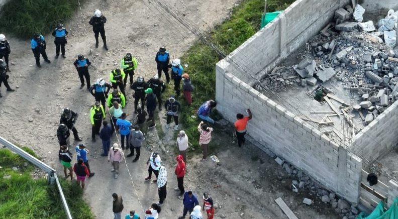 Operativo municipal en Calderón deja agente herido y maquinaria dañada