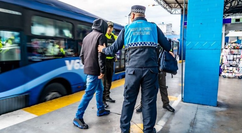 Operativos municipales refuerzan seguridad en transporte público de Quito