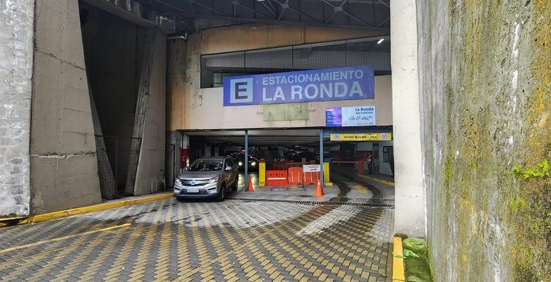 Parqueadero La Ronda cierra acceso temporalmente por mejoras de infraestructura