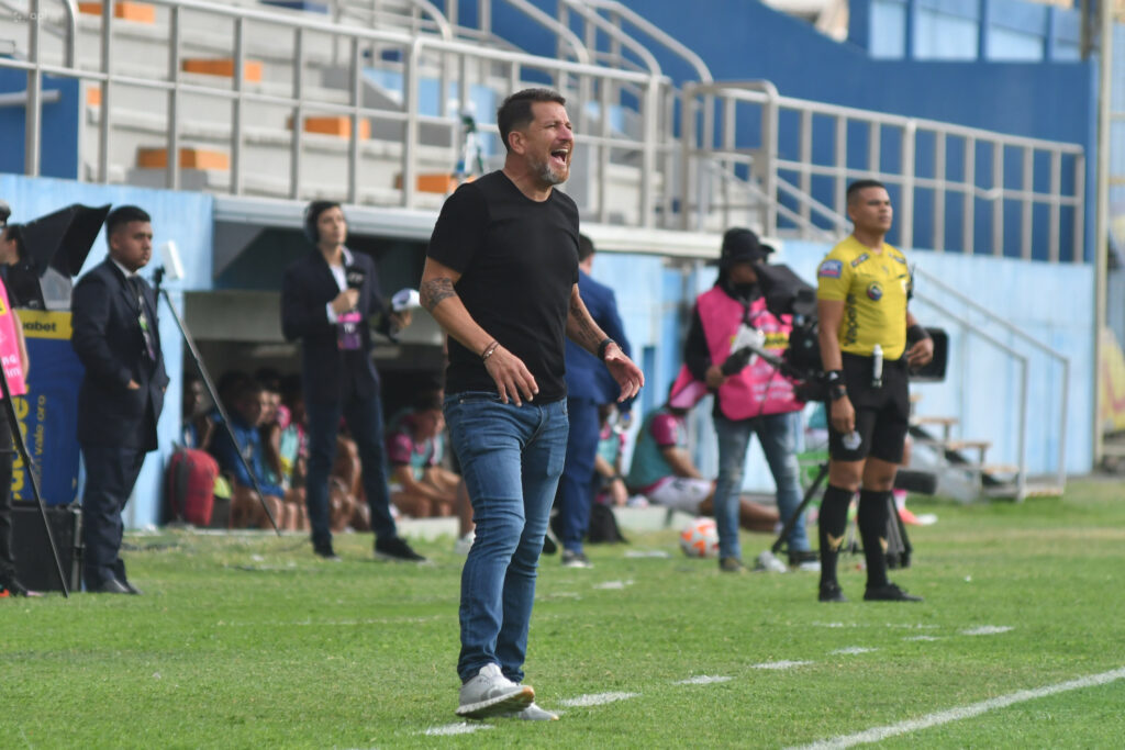 Patricio Urrutia revitaliza al Delfín y lo acerca a zona de clasificación.