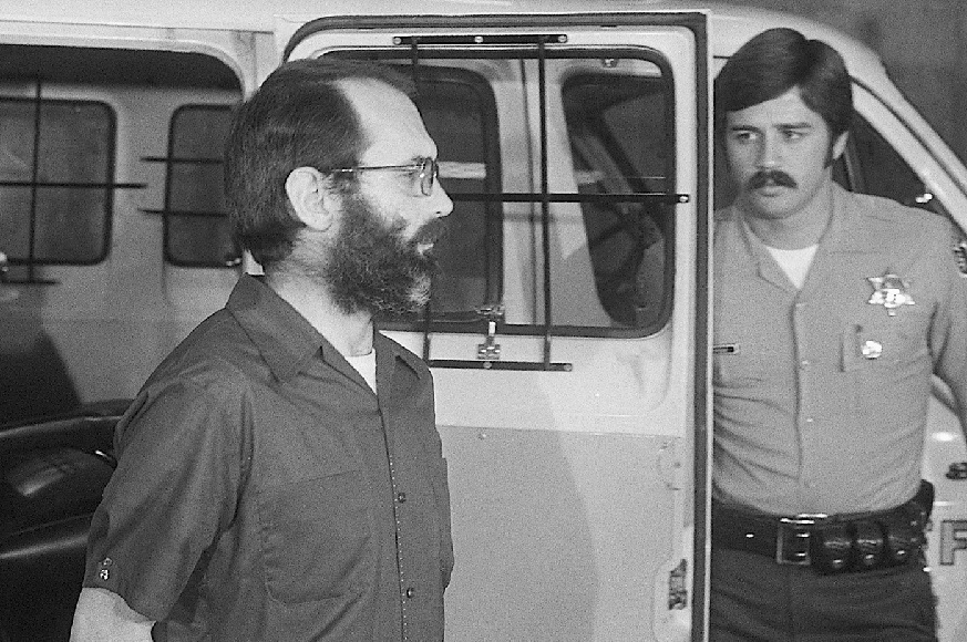 Patrick Wayne Kearney, conocido como el “Asesino de la Autopista” y el “Asesino de las Bolsas de Basura”, confesó haber asesinado al menos a 21 personas.