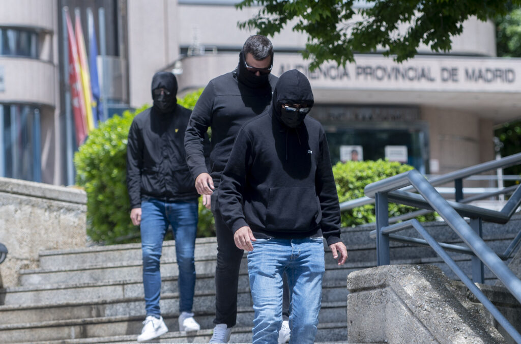 Penas de hasta 22 meses de cárcel y prohibición de ir a estadios para ultras que colgaron un muñeco de Vinícius Júnior