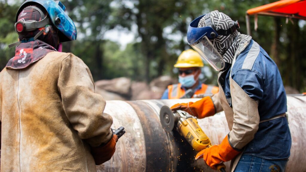 Petroecuador desvincula a 70 personas que recibían sueldos dorados y ahorra cerca de 2 millones de dólares anuales. (Petroecuador).