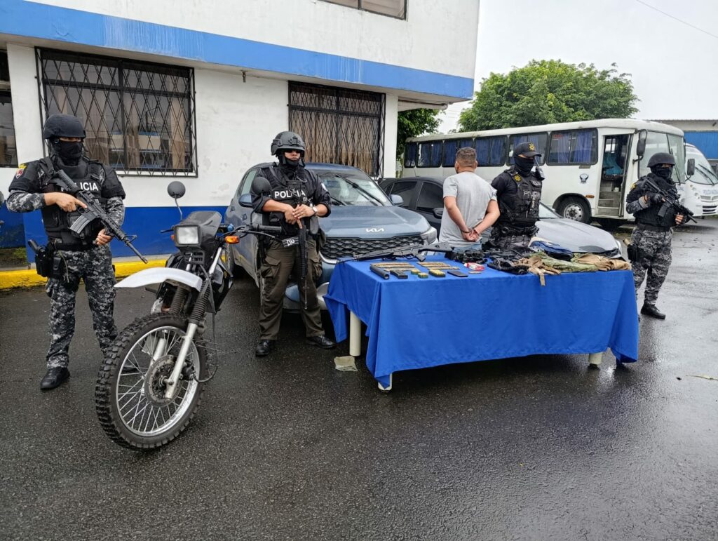 Policía decomisa fusil, prendas militares y carros durante operativo en Santo Domingo de los Tsáchilas