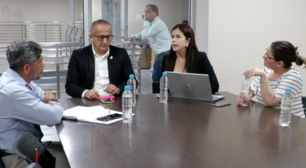 Portoviejo: Concejales y transportistas impulsan ordenanza para garantizar pasaje reducido de 50% a adultos mayores
