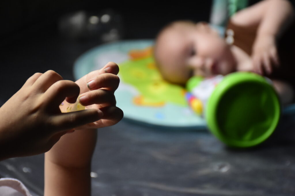 Portoviejo: La lucha de una madre por mantener vivas las "velitas" de sus hijos con una enfermedad rara