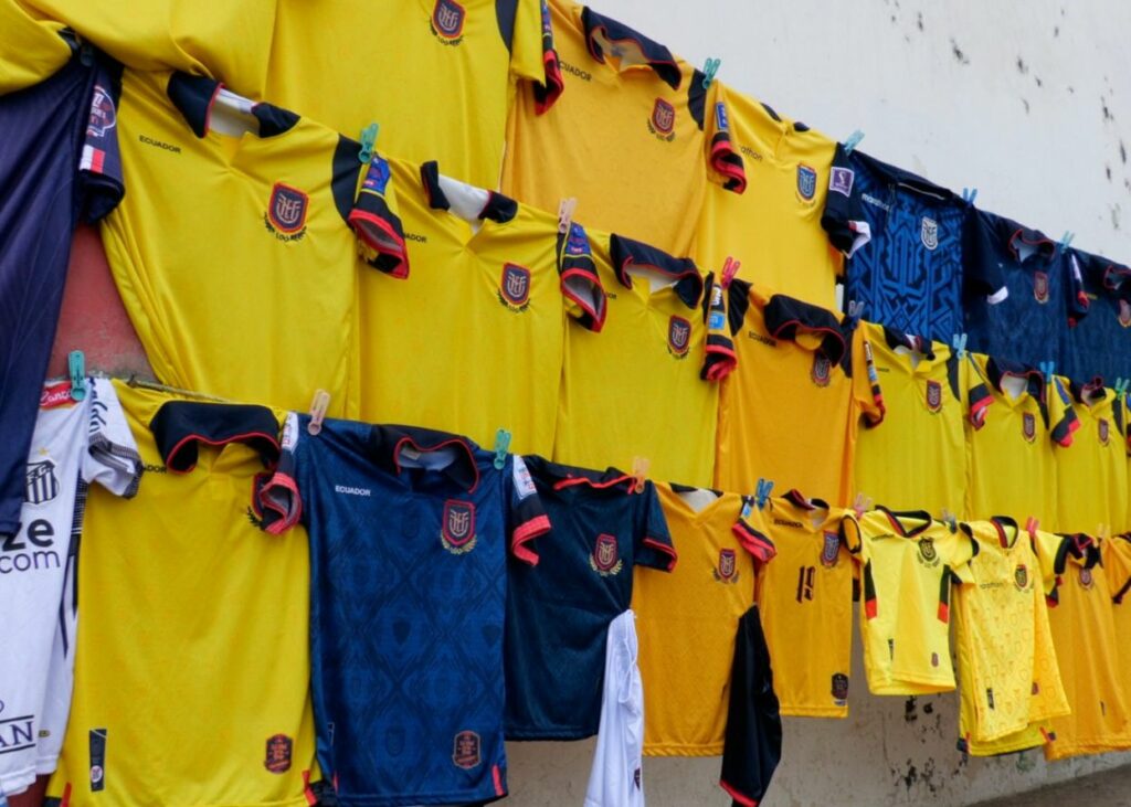 Portoviejo: Ventas de camisetas de ‘La Tri’ impulsan la economía de comerciantes informales en los exteriores del Estadio Reales Tamarindos