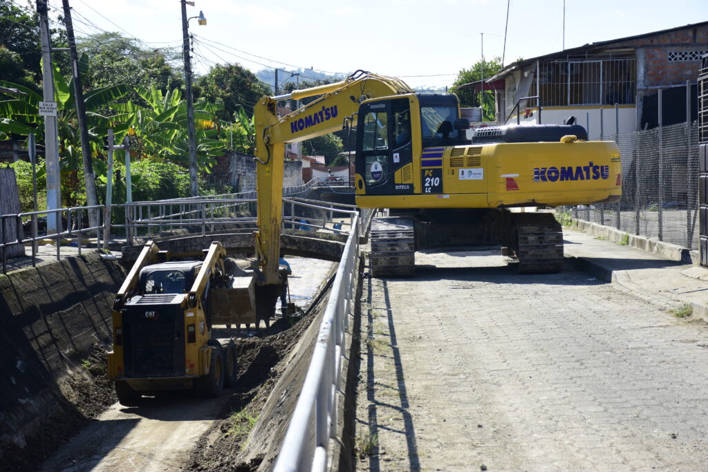 Portoviejo limpia canal de aguas lluvias en El Limón para prevenir inundaciones