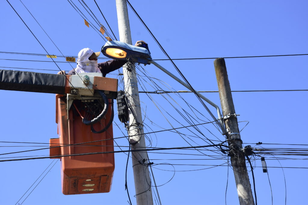 Portoviejo repara más de 1600 lámparas de alumbrado público en 2025