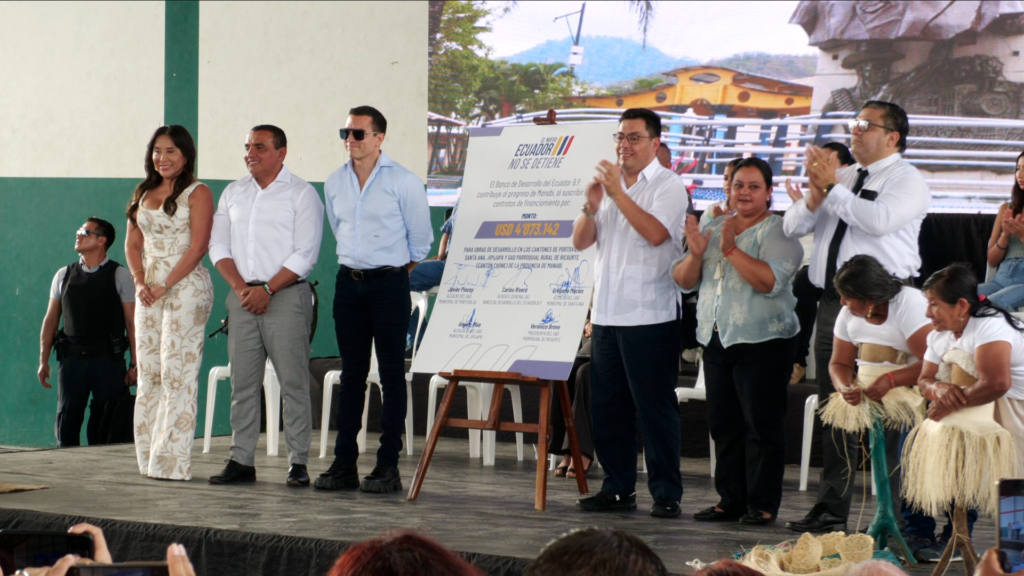 Presidente Daniel Noboa entrega más de 4 millones a GAD de Manabí para obras prioritarias
