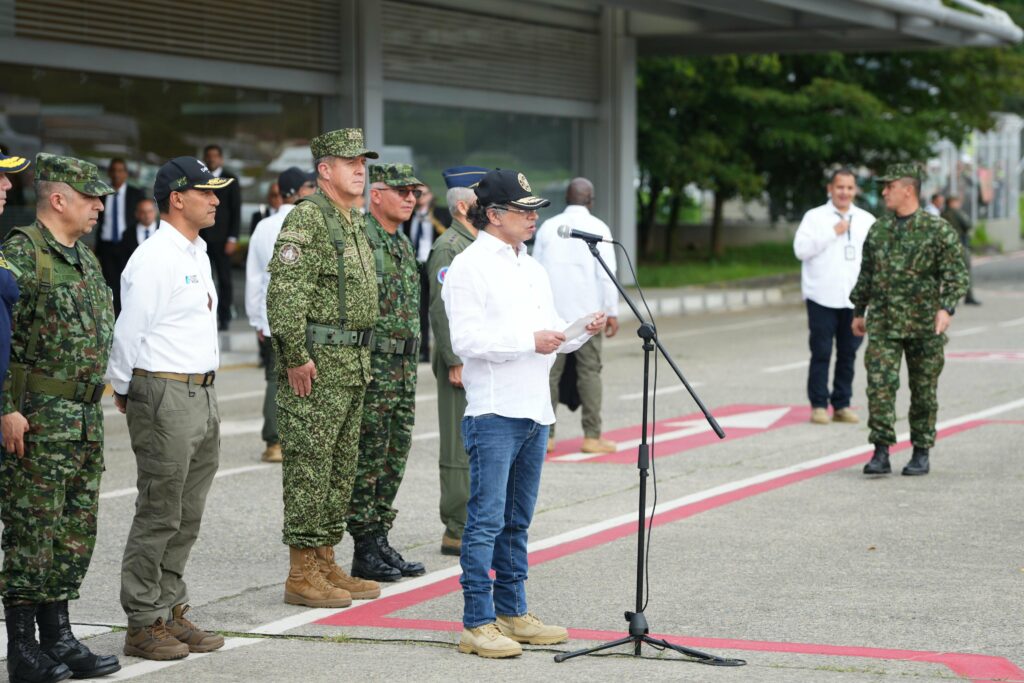 Presidente Petro encabeza acto con líderes de bandas en Medellín por diálogos de paz