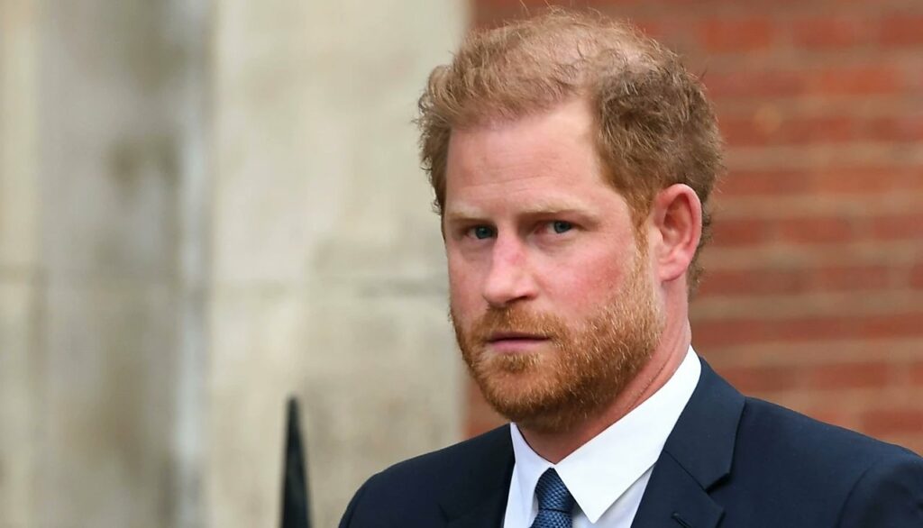El príncipe Harry está evaluando cambiar su apellido Mountbatten-Windsor por Spencer.