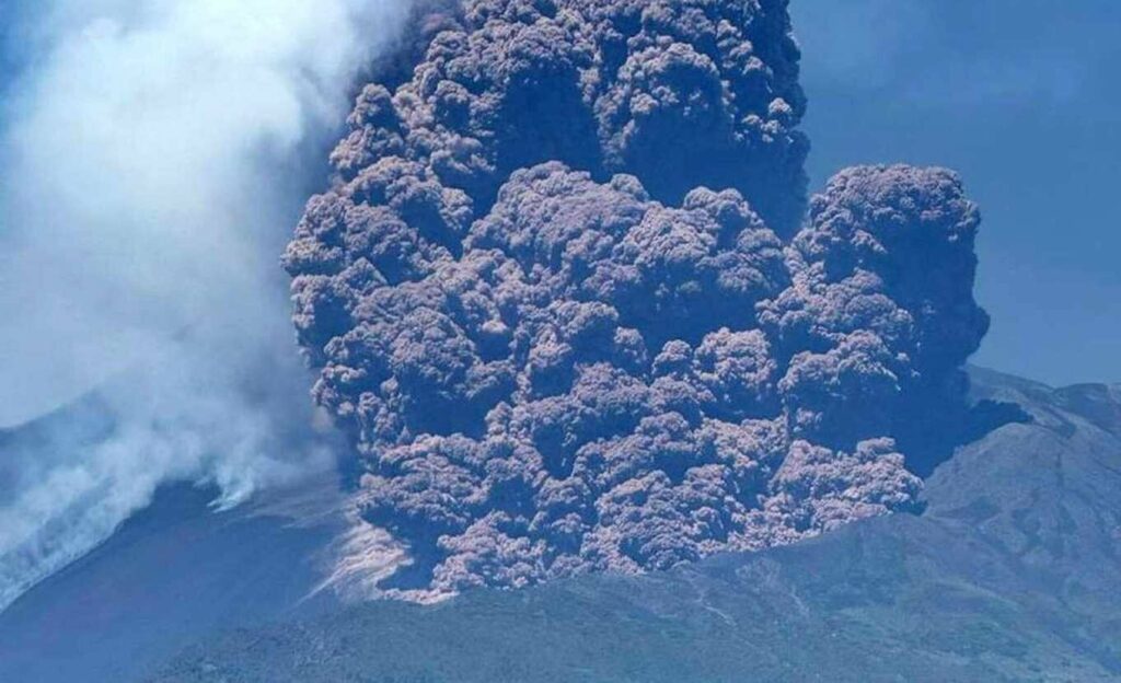 Protección Civil mantiene vigilancia tras nueva actividad del Etna en Sicilia.