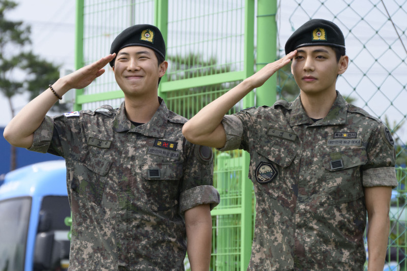 RM y V, de BTS, terminan el servicio militar en Corea del Sur