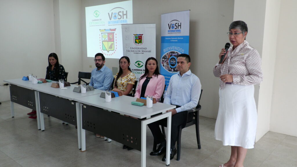 Recicladores de Portoviejo reciben lentes gracias a la Universidad Técnica de Manabí y su iniciativa social
