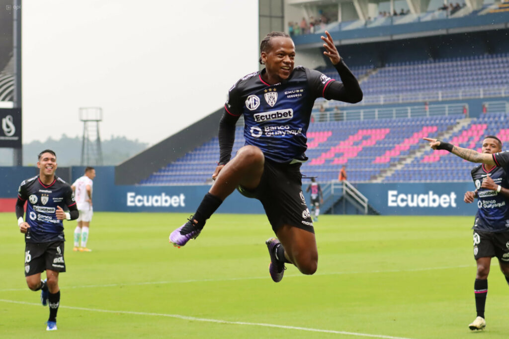 Romario Ibarra rescinde su contrato con Independiente del Valle.