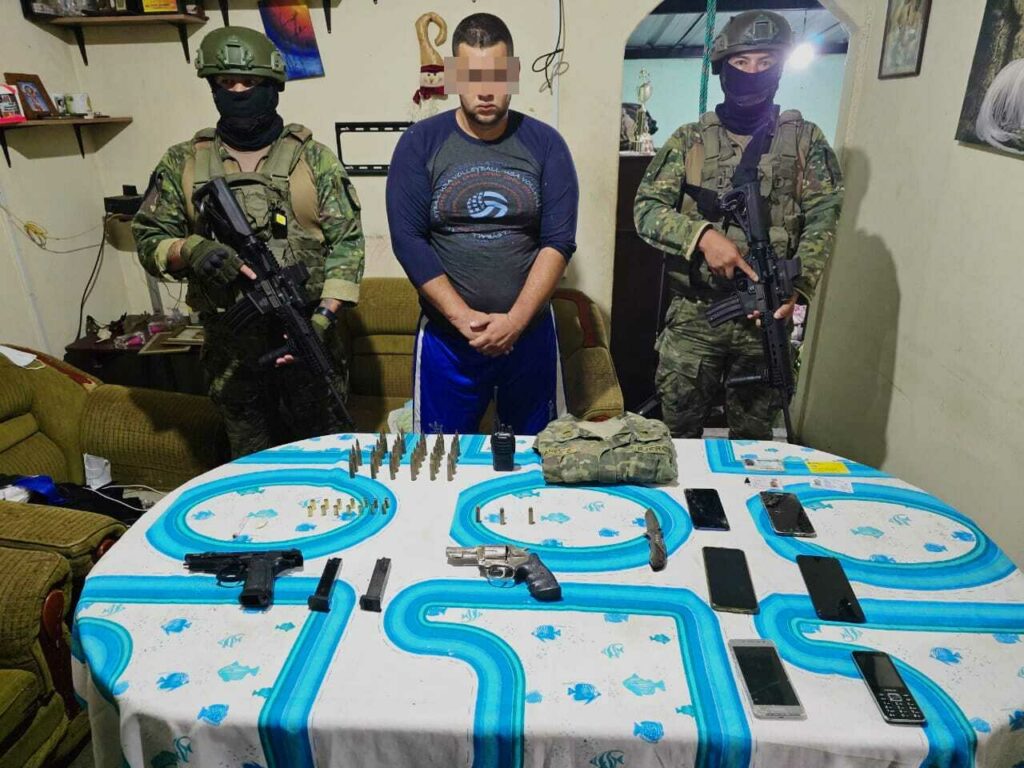 Soldados rodean casa en Quinindé y capturan a presunto integrante de 'Los Choneros'