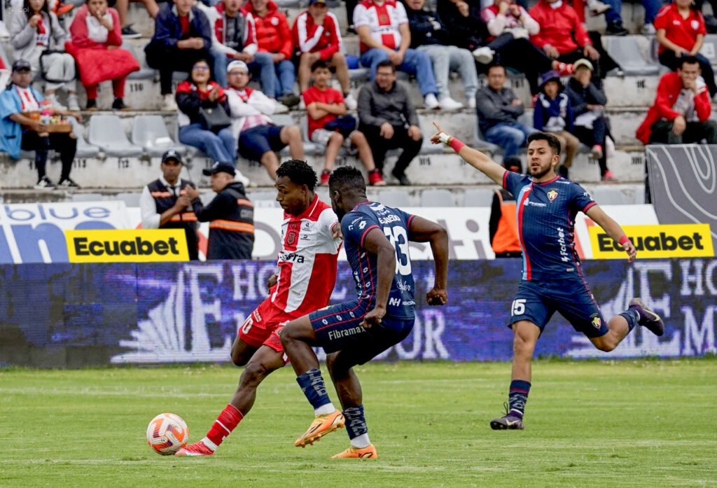 Técnico Universitario y El Nacional empatan sin goles en Ambato.