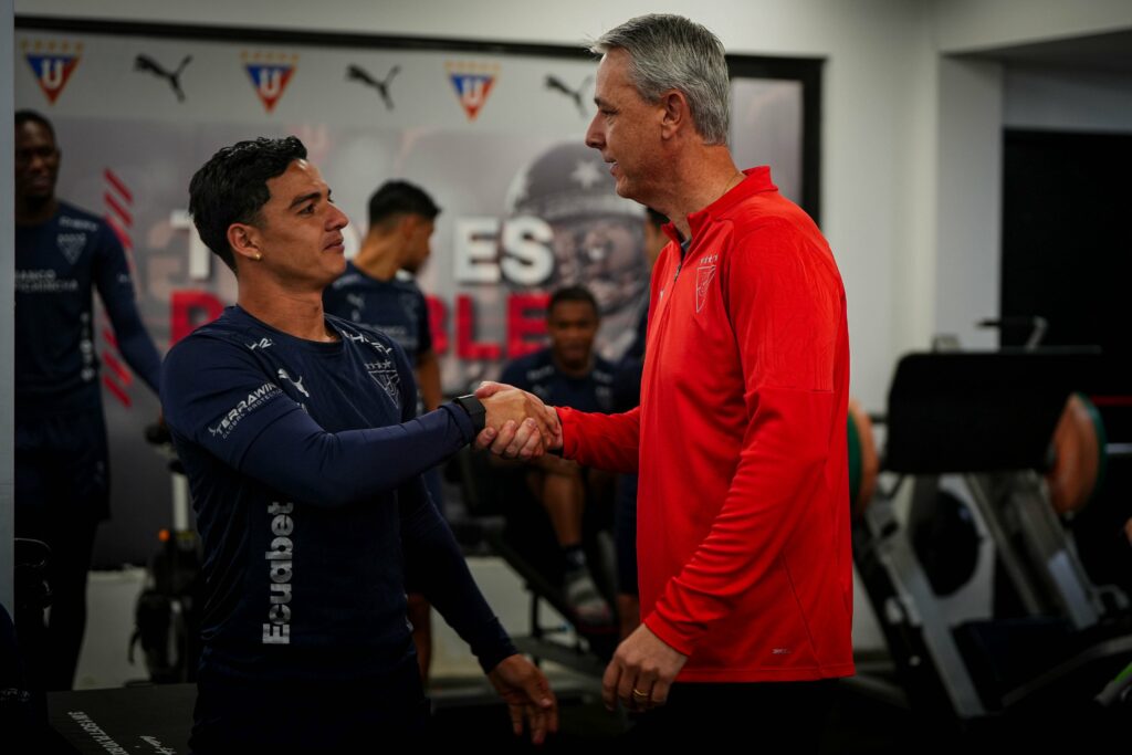 Tiago Nunes , nuevo entrenador de Liga de Quito, saluda a Alexander Alvarado