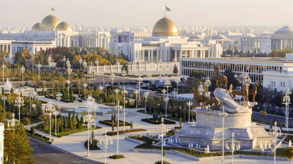 En Turkmenistán se imponen prohibiciones insólitas como teñirse el pelo, mencionar el coronavirus, conducir autos que no sean blancos y que los menores de 40 años lleven barba, entre otras restricciones.