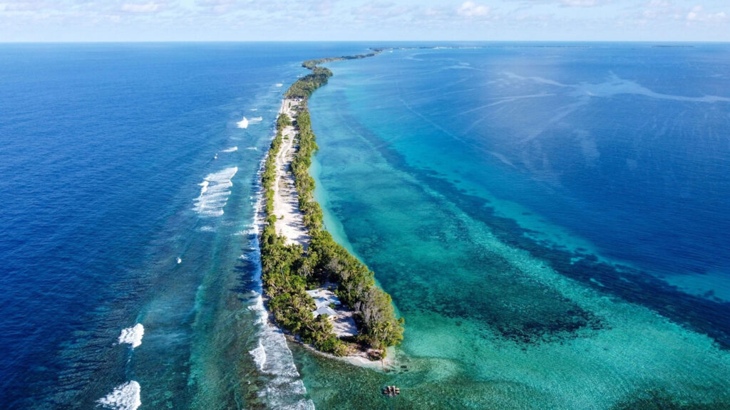 Vista aérea del extremo sur de la isla de Funafuti, en Tuvalu. En todo el mundo, el aumento del nivel del mar está invadiendo las regiones costeras. (foto National Geographic).