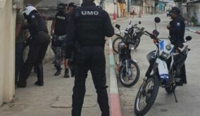 Un ataque armado registrado en una parada de buses del barrio Aire Libre, al sur de Esmeraldas, dejó un hombre asesinado y un menor de edad herido.