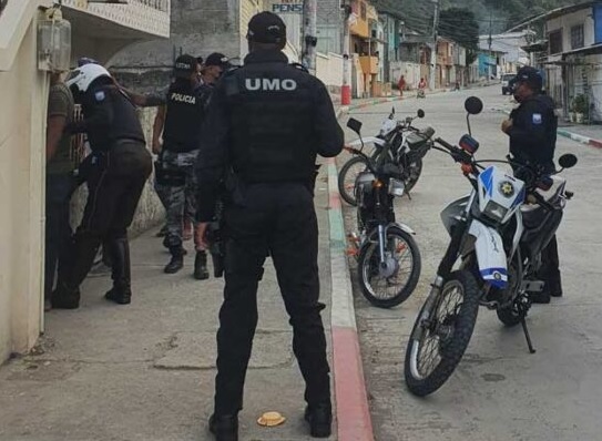 Un ataque armado registrado en una parada de buses del barrio Aire Libre, al sur de Esmeraldas, dejó un hombre asesinado y un menor de edad herido.