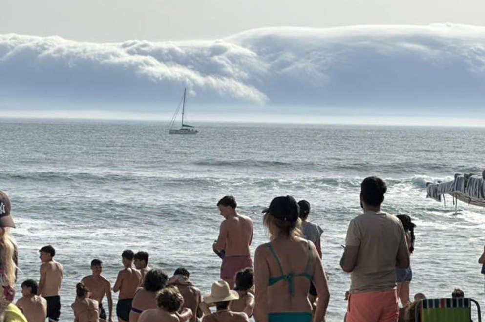 Un fenómeno atmosférico inusual, descrito como un tsunami de nubes, afectó este lunes 30 de junio de 2025 a tres ciudades costeras de Portugal.