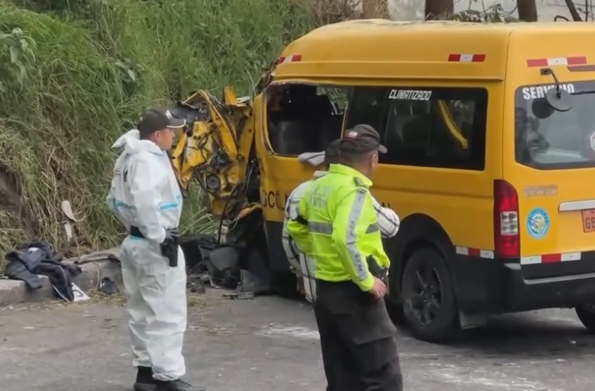 Una buseta escolar que transportaba a un grupo de danza de la provincia de Guayas se volcó en una vía de Alausí, en la provincia de Chimborazo.