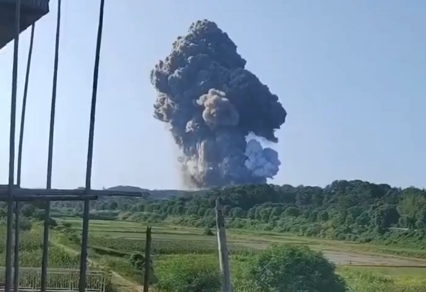 Una explosión en la fábrica de fuegos artificiales Shanzhou Fireworks Co, en China, dejó al menos una persona fallecida, seis desaparecidas y nueve heridas.