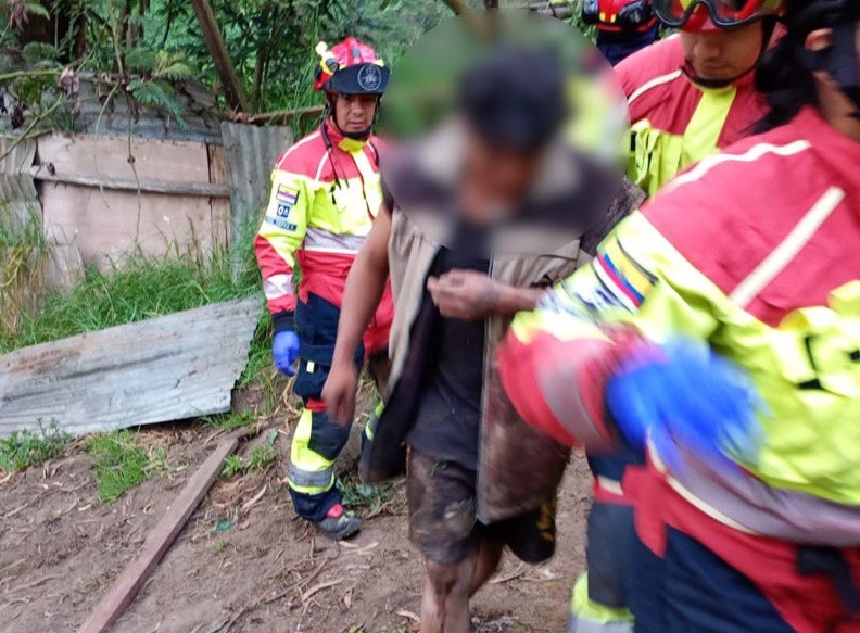Una mujer, de 27 años, falleció y dos hombres, de 23 y 27 años, resultaron heridos tras caer a una quebrada de 70 metros de profundidad.