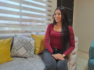 Una voz que quiere brillar: la reina de Santo Domingo sueña con ser cantante