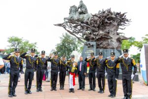 Uno de los homenajes realizados al pie del monumento de 'El Viejo Luchador', en Portoviejo.