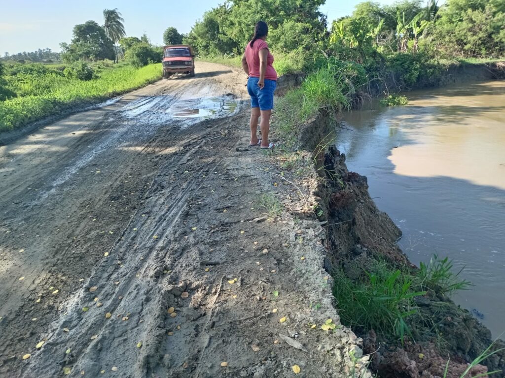 Comunidades de Crucita exigen arreglo urgente de vía afectada por el invierno