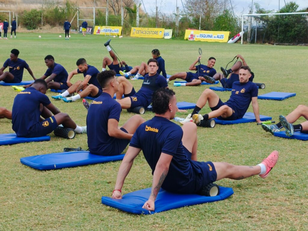 Jugadores de Delfín SC en un entrenamiento en el complejo Los Geranios. FOTO: Comunicación Delfín